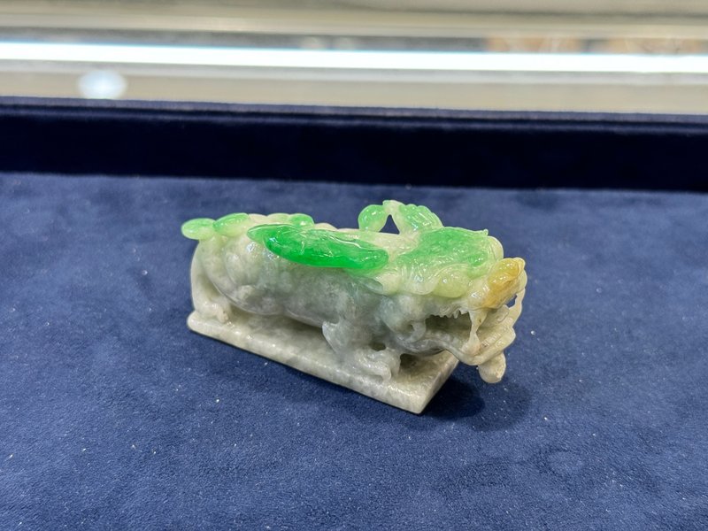 翠藝寶 天然緬甸A貨 三彩辣綠 如意貔貅擺件 附原木外盒 - 吊飾/掛飾 - 玉石 綠色