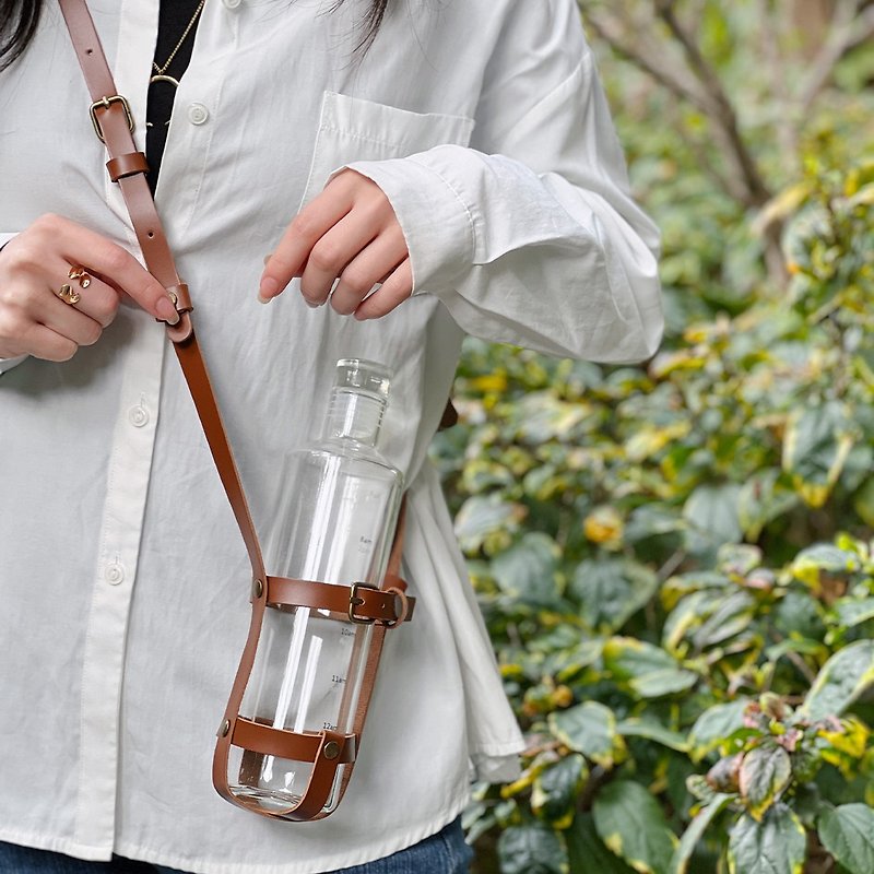 Multi-purpose adjustable environmental protection beverage carry strap can be worn on one shoulder or on the side - Other - Faux Leather 