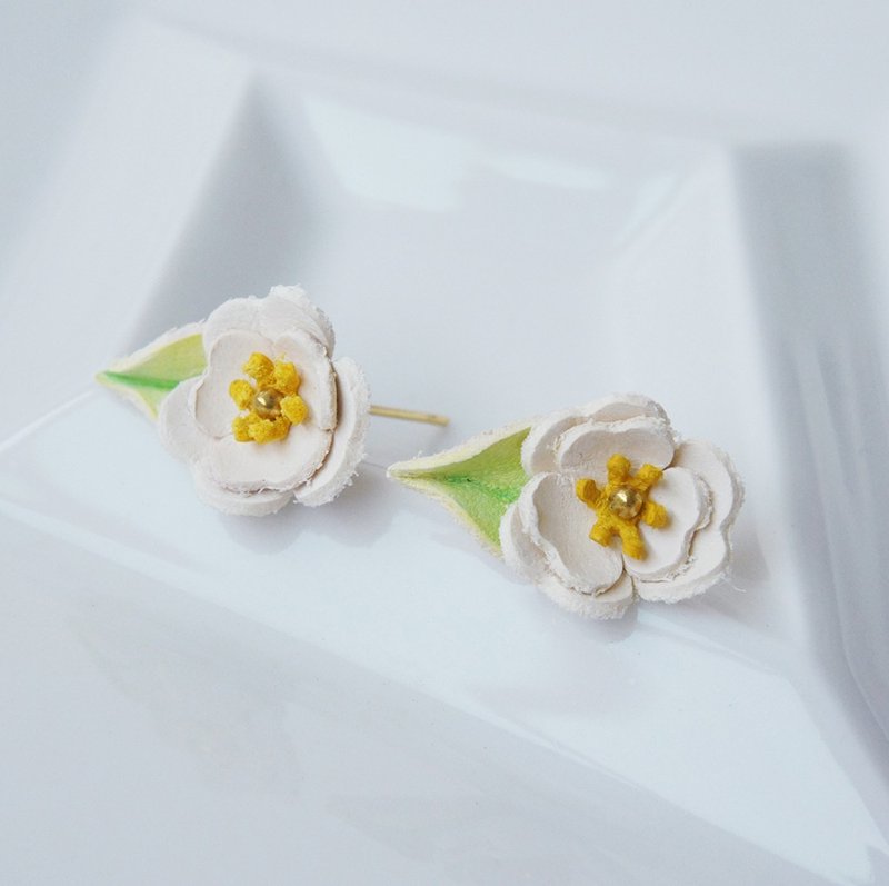 White Camellia Leather Earrings/Posts - ต่างหู - หนังแท้ ขาว