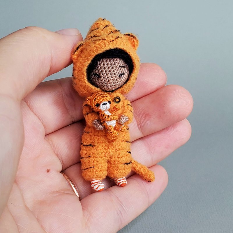 Miniature crocheted Doll with micro tiger. Dollhouse miniature. Amigurumi. - 公仔/玩偶 - 棉．麻 橘色
