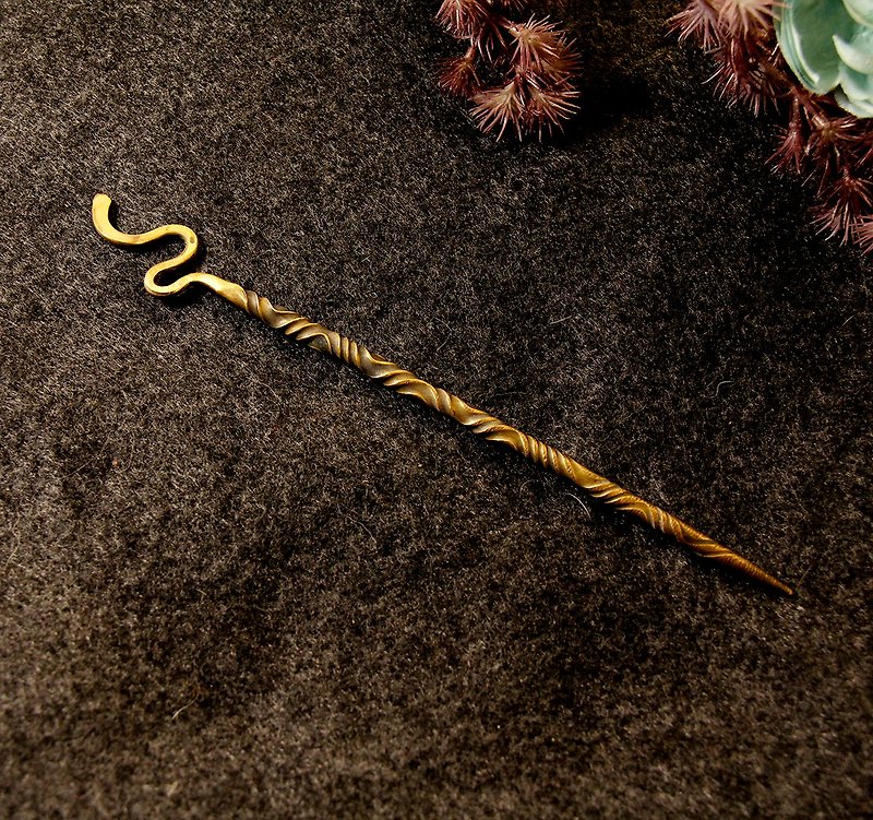 復古色黃銅手工製扭轉髮簪 - 髮飾 - 銅/黃銅 卡其色