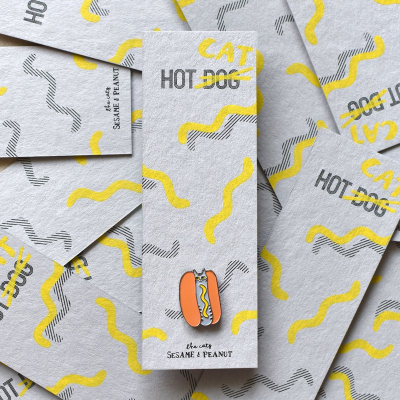 貓熱狗 HOT CAT 金屬胸針 別針 虎斑貓屁屁款 - 胸針 - 其他金屬 多色