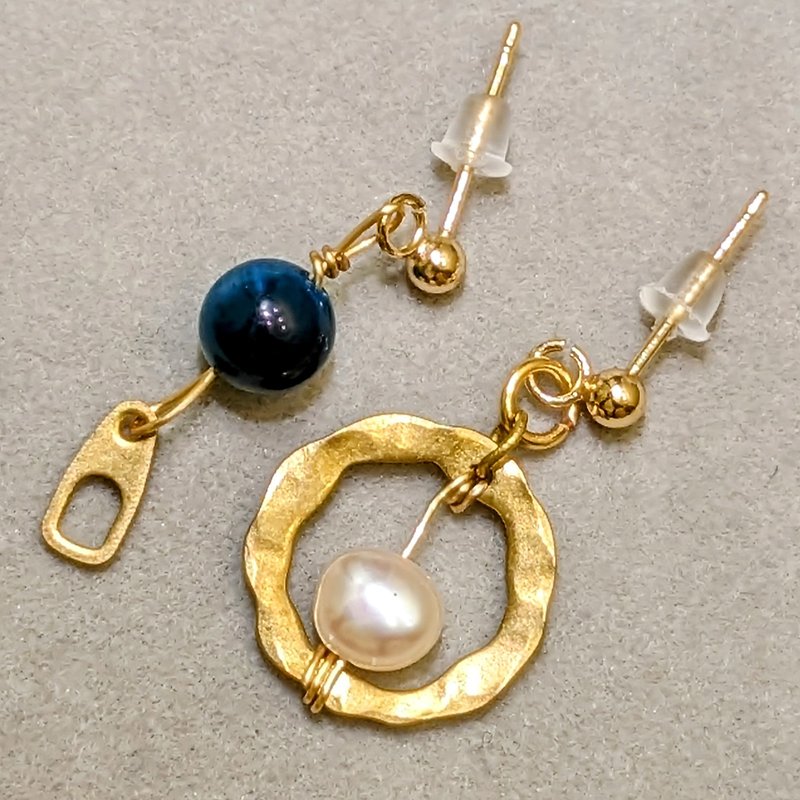 [Guardian] Temperament dark blue Stone earrings / simple Bronze round frame natural pearl earrings - Earrings & Clip-ons - Other Materials Gold