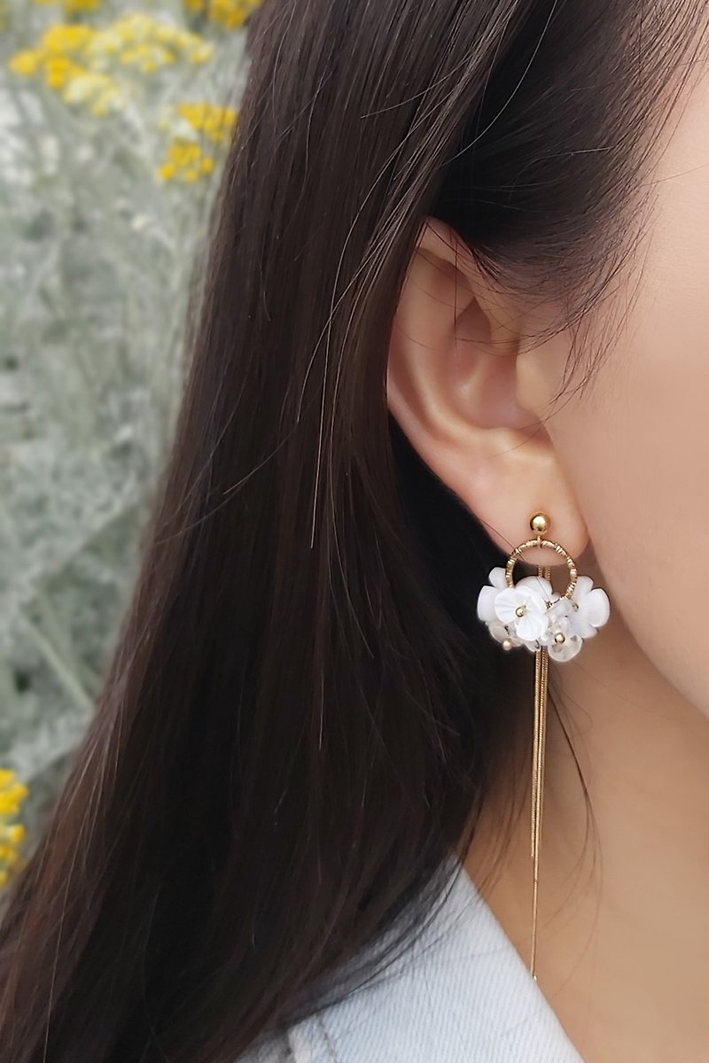 Exclusive flower series (tassel) natural white crystal shell flower earrings ear pin Clip-On seasonal sale - ต่างหู - คริสตัล ขาว