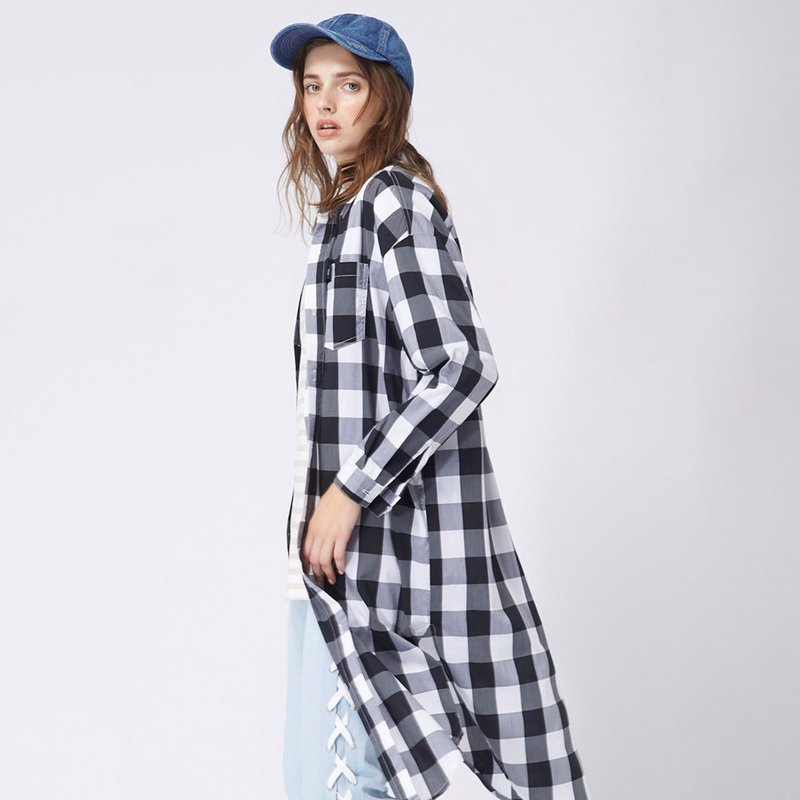 Unisex Longline casual shirt / Black/ White Plaid - เสื้อเชิ้ตผู้หญิง - วัสดุอื่นๆ สีดำ