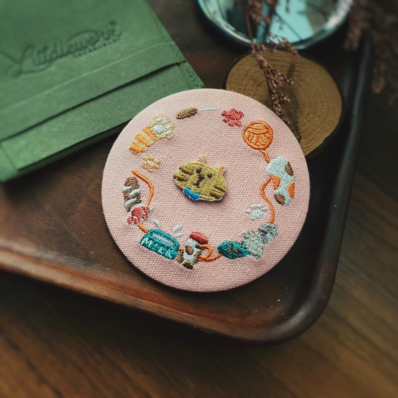 【選圖客製】刺繡馬口鏡(附麂皮袋) - 貓咪肉球 - 彩妝刷具/鏡子/梳子 - 棉．麻 多色