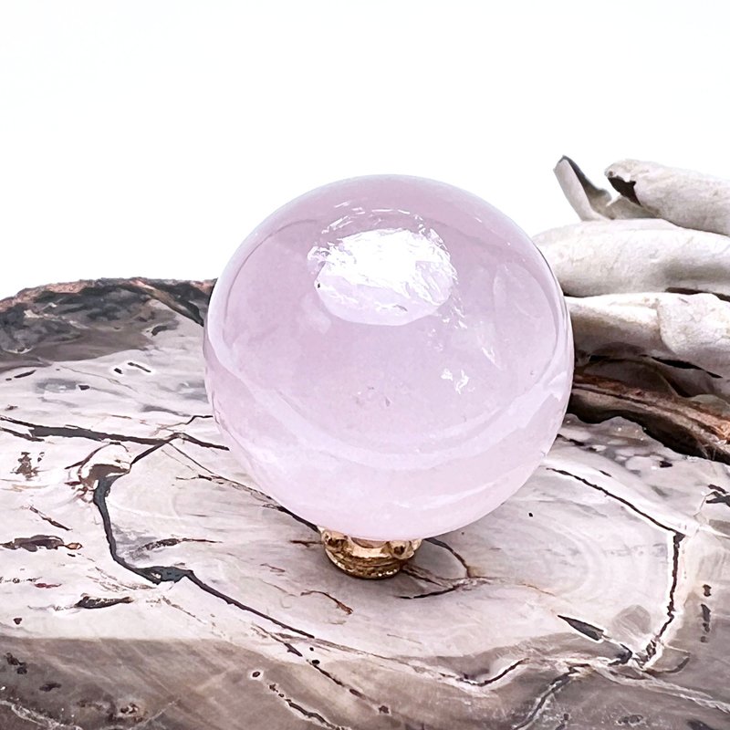緲光。水晶球 人緣 桃花 有天然冰裂 療癒 l 粉晶球 粉水晶球 l - 擺飾/家飾品 - 水晶 粉紅色