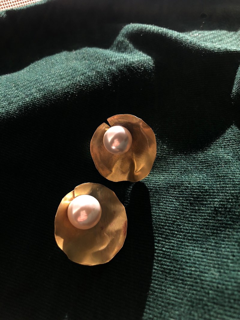 Dewdrop brass pearl earrings on lotus leaf - ต่างหู - ทองแดงทองเหลือง สีทอง