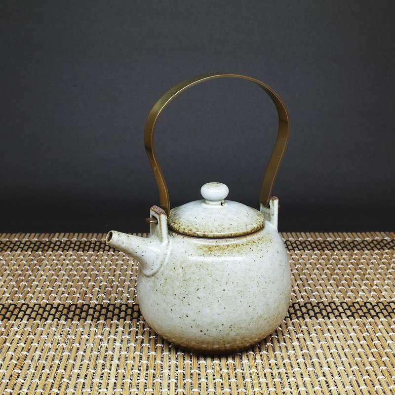 潤白釉 砲管嘴 銅把提樑 茶壺 手作陶藝 茶道具 - 茶壺/茶杯/茶具 - 陶 白色