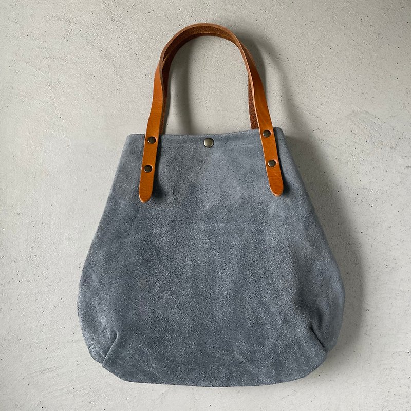 [2024 resale] Cowbed velor and extra-thick oil slime round tote bag S-size [Blue Gray] - กระเป๋าถือ - หนังแท้ สีเทา
