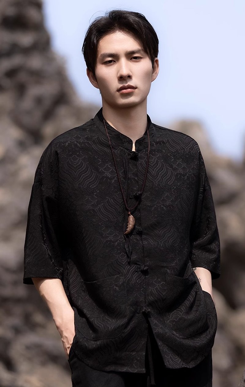 New Chinese style retro dark pattern stand collar short-sleeved shirt - เสื้อยืดผู้ชาย - วัสดุอื่นๆ สีดำ