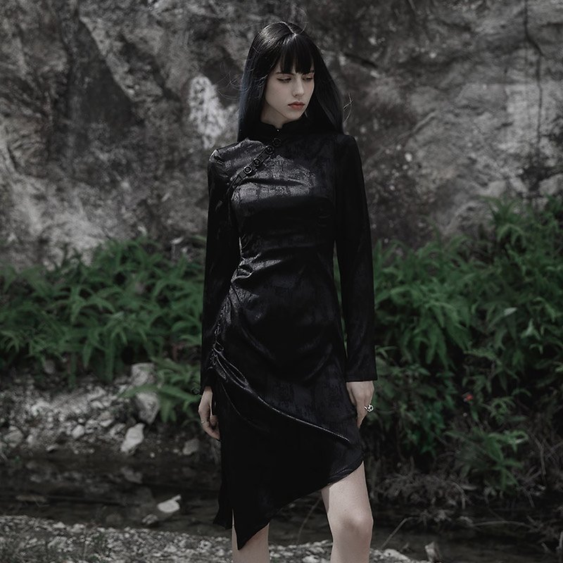 Gothic Rain Girl Pointed Hem Improved Cheongsam - Jacquard / Pure Black / Out of Print - กี่เพ้า - วัสดุอื่นๆ สีดำ