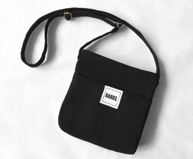 Simple and lightweight square toast cross-body bag / black - Shop