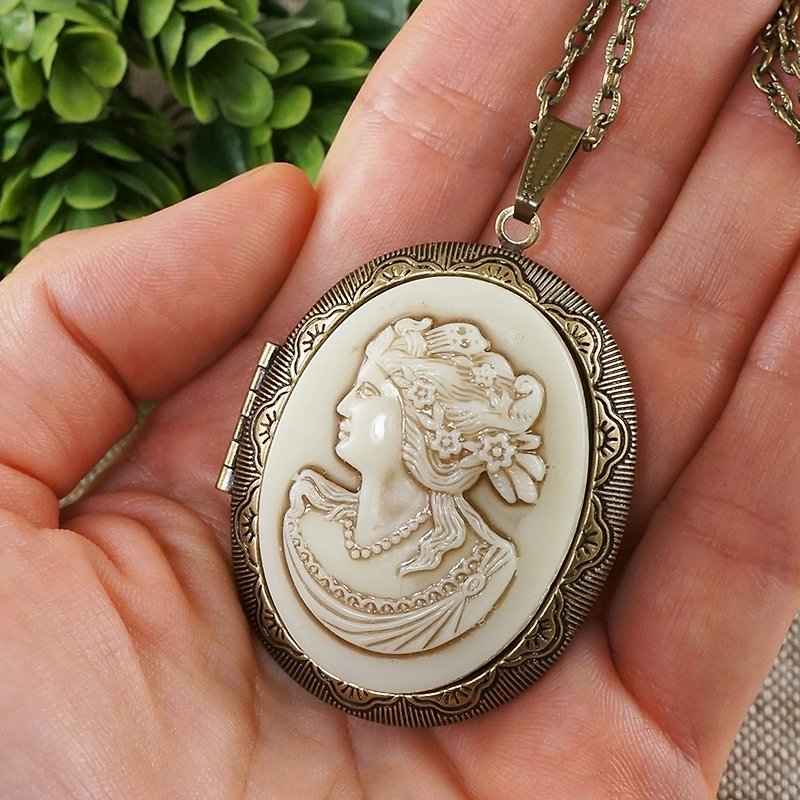 Glass Lady Girl Cameo Locket Necklace Beige Ivory Victorian Necklace Jewelry - Necklaces - Glass White