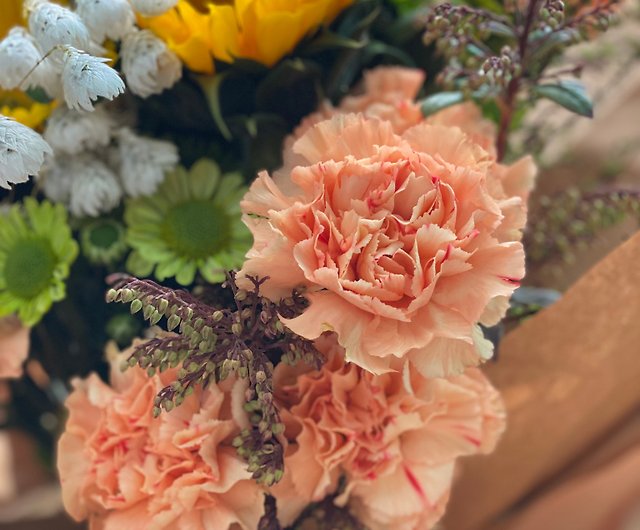 bouquet enveloppe´ de fleurs tres magnifique brun - large wrapped bunch in  Logan, UT