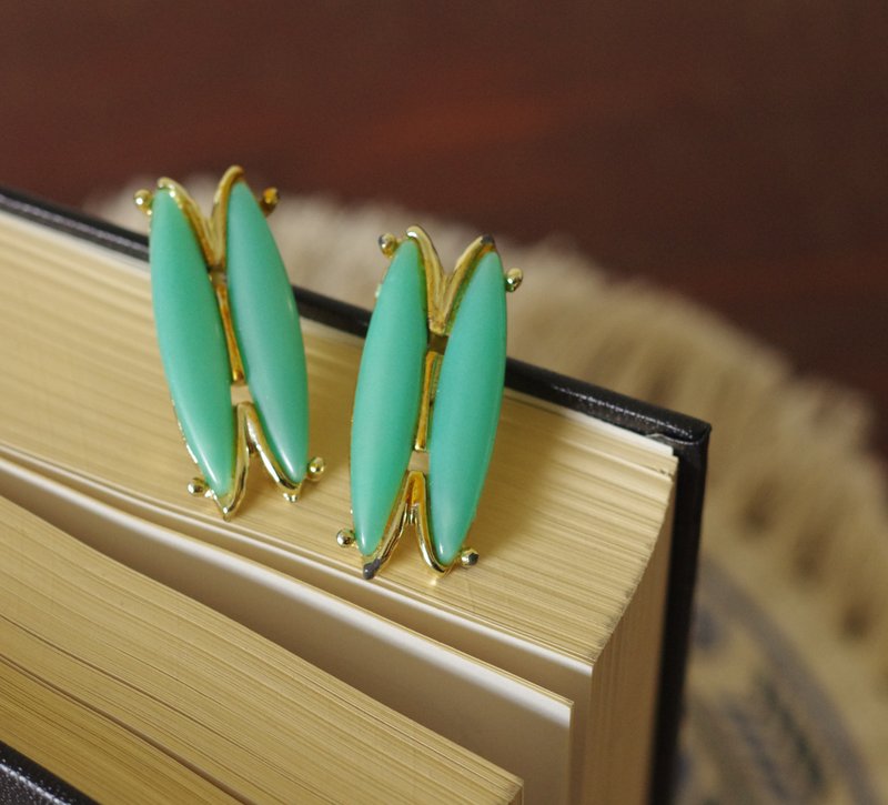 Antique antique green plastic carved clip-on earrings C755 - ต่างหู - โลหะ สีทอง