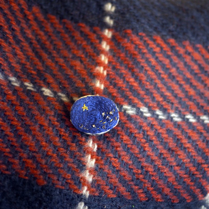 [Sweet Starry Night] Handmade Embroidery/Handmade Brooch - เข็มกลัด - งานปัก สีน้ำเงิน