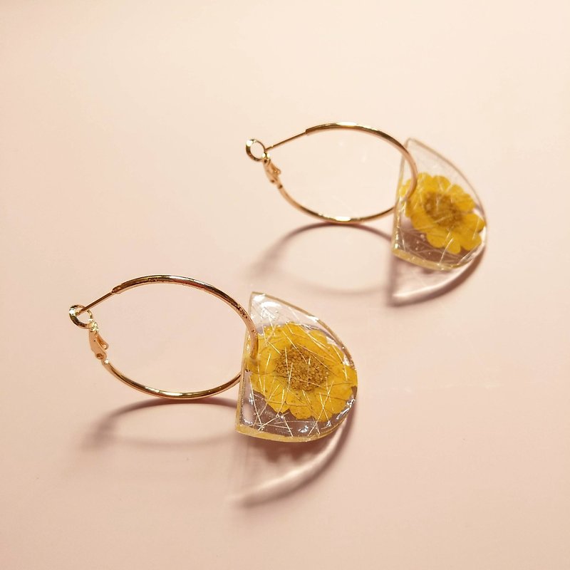 Yellow crystal chrysanthemum dry flower 14KGF C type earrings can be modified - Earrings & Clip-ons - Resin Yellow