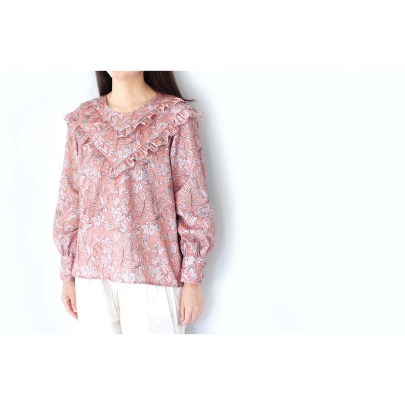 V-shaped ruffled shirt, long sleeves, flower lover pattern - 女上衣/長袖上衣 - 棉．麻 