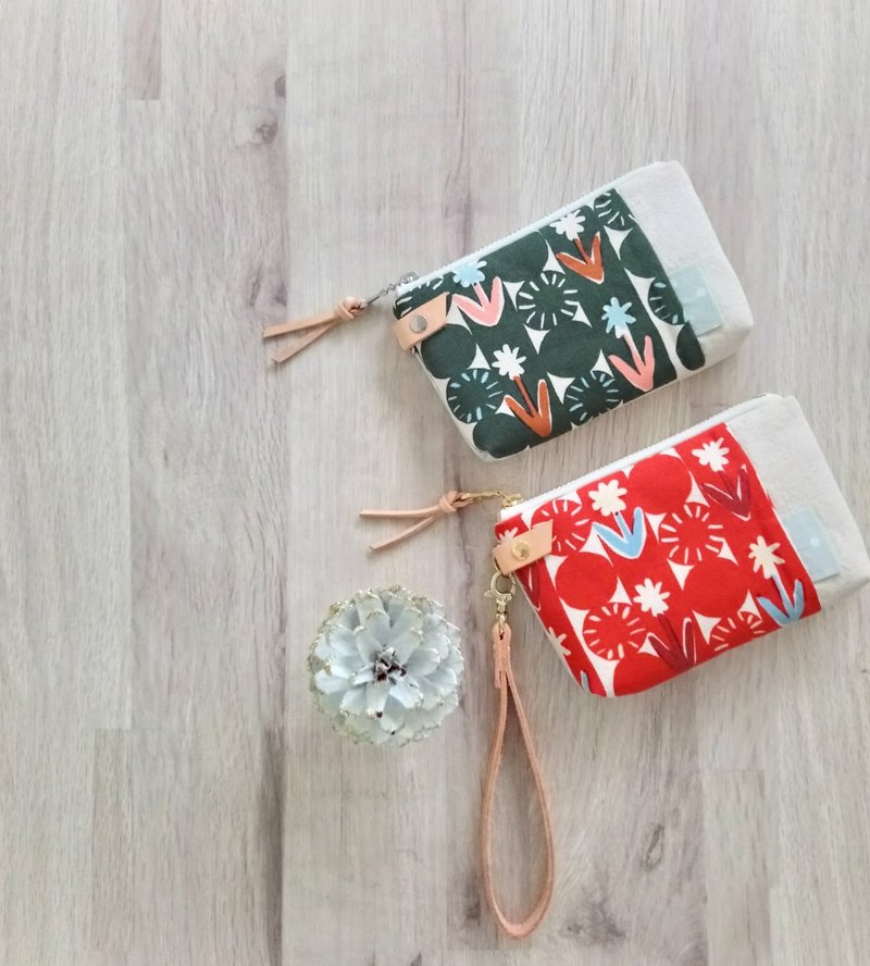 [FWL/four-layer small wallet] arranged with red and green Japanese washed cotton and jade dots - Coin Purses - Cotton & Hemp Multicolor