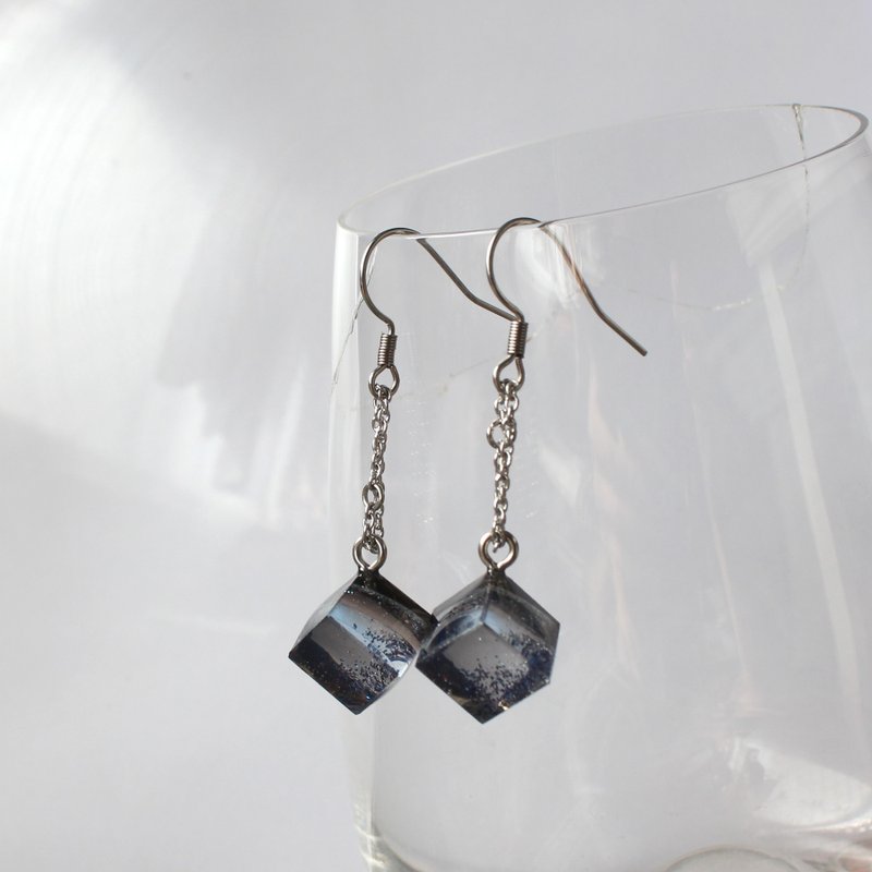 Little Shadow  / Dangling resin earrings / ICE DRIP - ต่างหู - เรซิน สีดำ