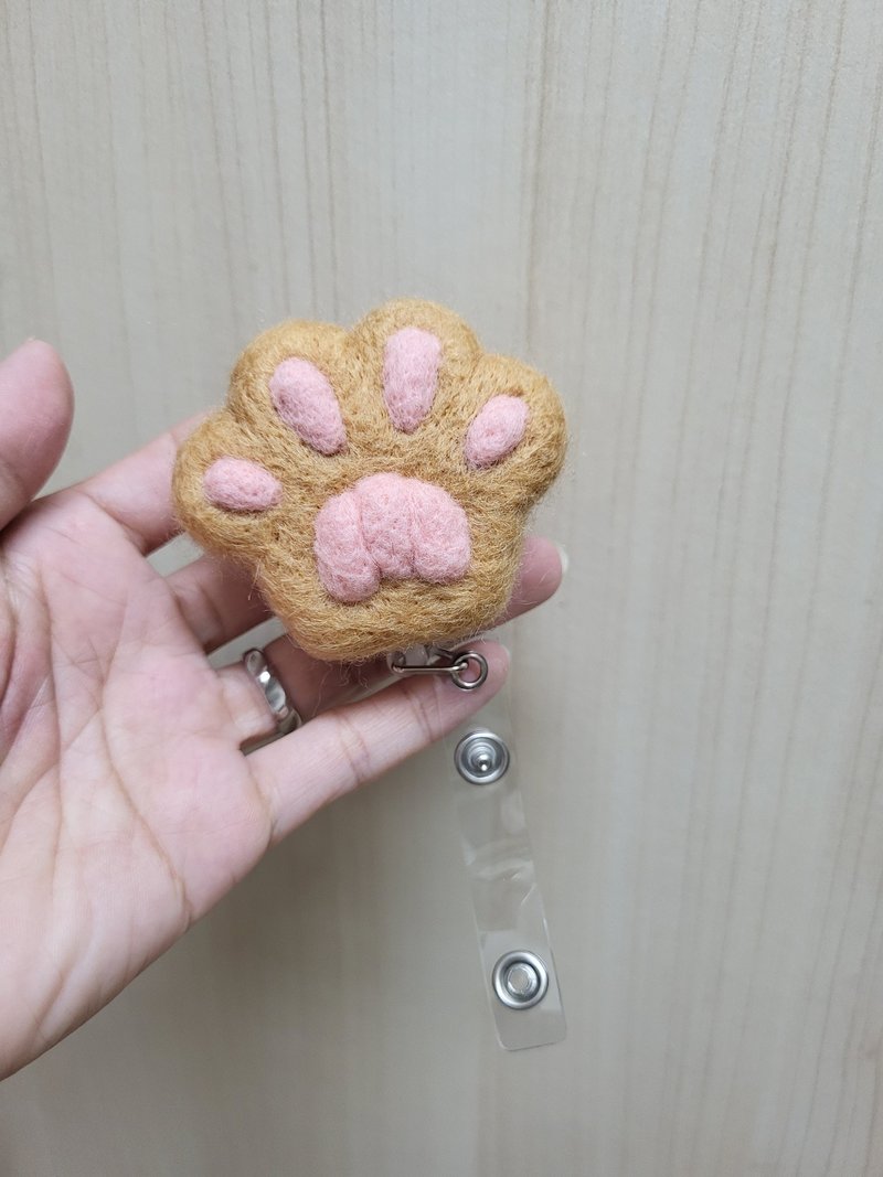 珮寧手作│貓掌羊毛氈-橘貓│伸縮扣.易拉扣.伸縮夾.護士夾 - 證件套/識別證套 - 羊毛 