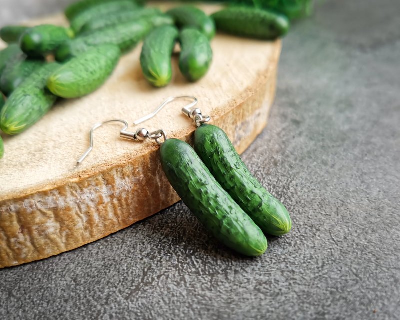 Cucumber earrings is cottagecore weird, funny, gay, quirky, whimsical earrings - 耳環/耳夾/耳骨夾 - 黏土 綠色