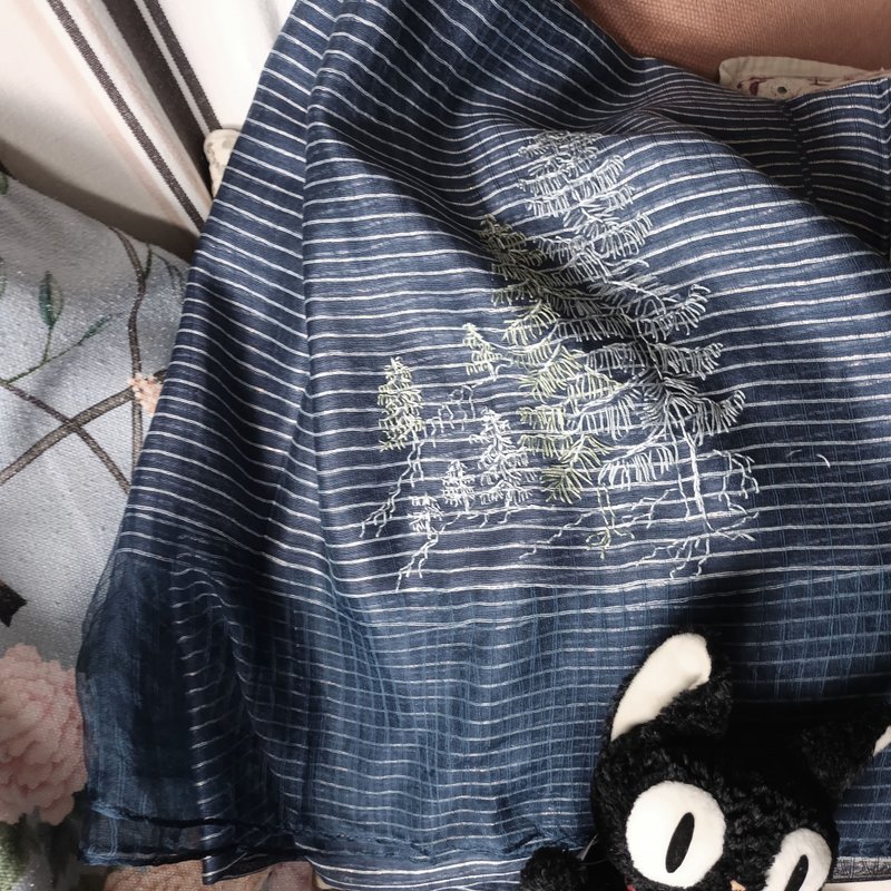 預購品 免費手綉字母 手工刺繡百搭真絲羊毛長圍巾 - 午夜松樹林 - 圍巾/披肩 - 羊毛 藍色