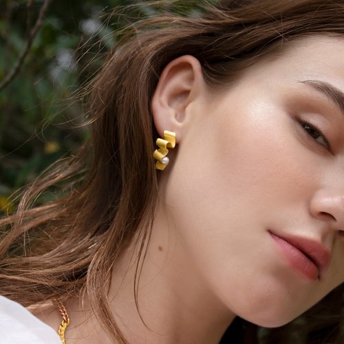 Olivia Yao Jewellery 【品牌設計款最佳禮物】鐵蘭 純銀鍍金 天然珍珠 耳環 (可改夾)