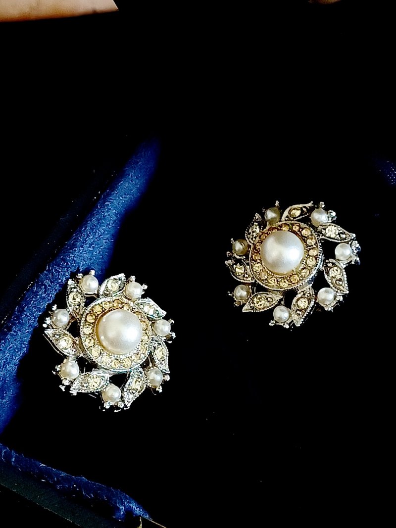vintage jewelry  氣質珍珠萊茵花卉 夾式耳環 - 耳環/耳夾/耳骨夾 - 其他金屬 
