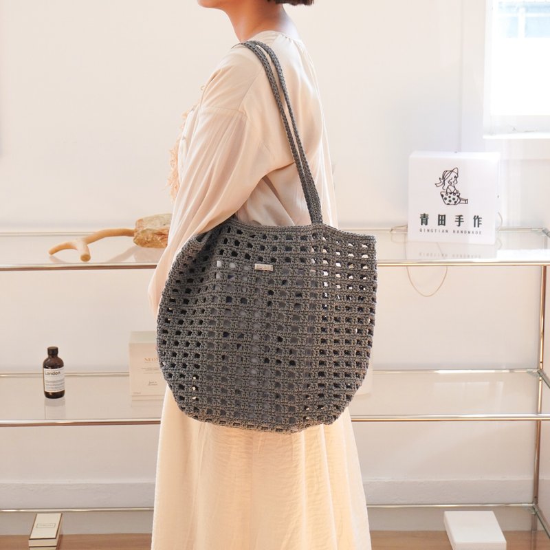 Resort style waffle hollow woven bag (dark gray) - กระเป๋าถือ - ผ้าฝ้าย/ผ้าลินิน สีเทา