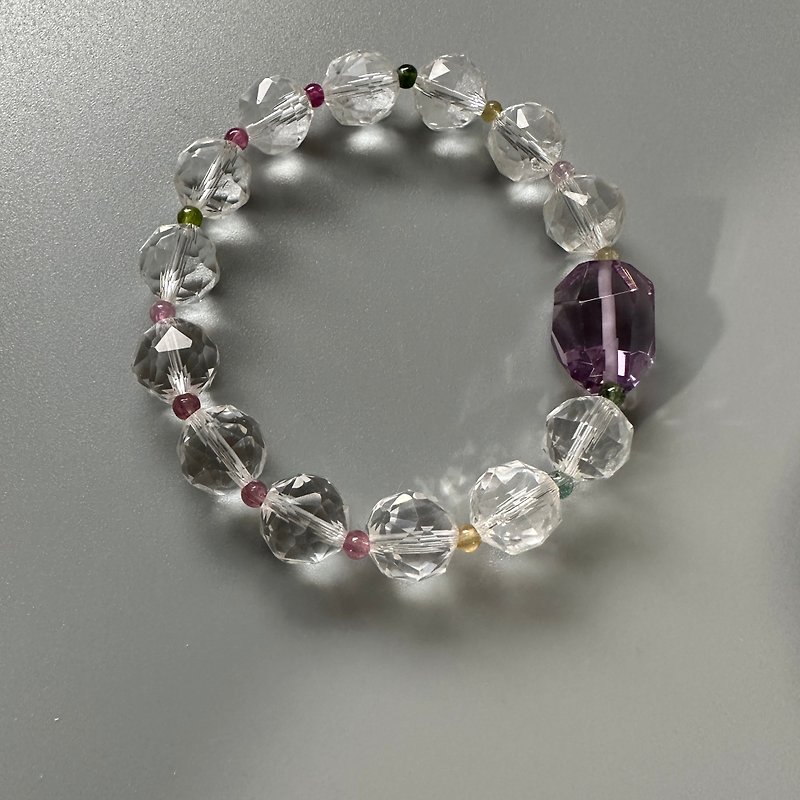 Amethyst, white crystal. Original crystal bracelet. - สร้อยข้อมือ - คริสตัล 