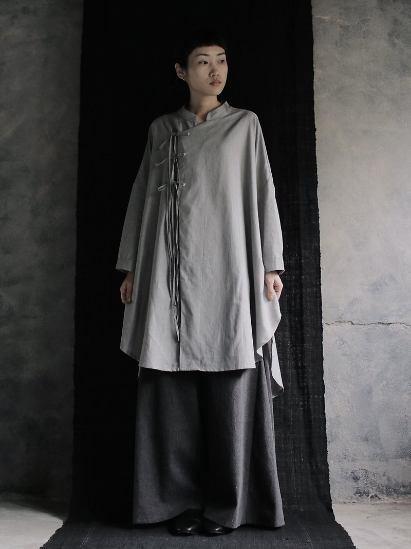 Chuan Yi WEAR BEING Stand-up Collar Oblique Strap Curved Long Top/Gray and White Fine Herringbone Pattern - เสื้อผู้หญิง - ผ้าฝ้าย/ผ้าลินิน สีเทา