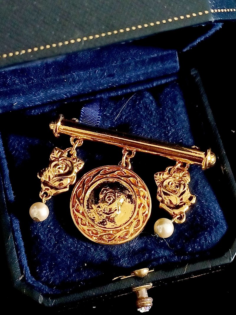 vintage jewelry  Liz Claiborne 金屬鍍金 浮雕玫瑰 別針 胸針 - 耳環/耳夾/耳骨夾 - 其他金屬 