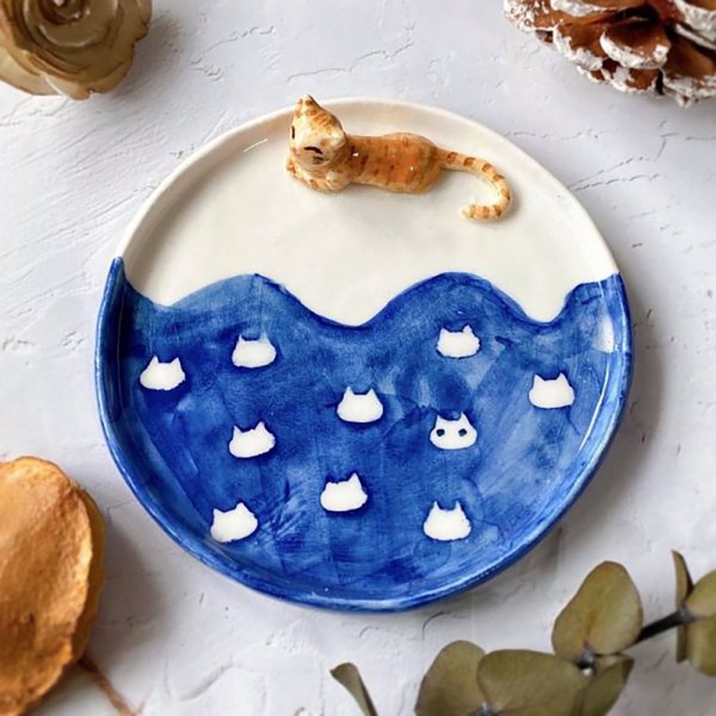 [Christmas Gift] Hand Plate - Orange Cat Lies Leisurely (Large) | Free gift box and card writing - จานและถาด - เครื่องลายคราม สีน้ำเงิน