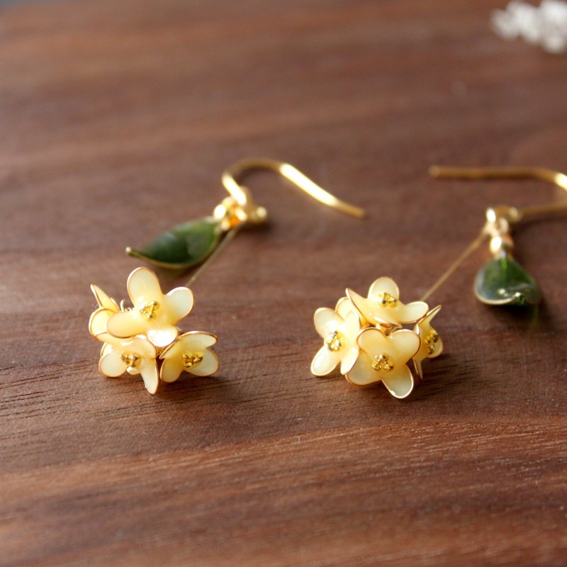 [Small Osmanthus Earrings] Light Yellow Osmanthus Handmade Bronze Resin Earrings/ Clip-On - ต่างหู - เรซิน สีเหลือง