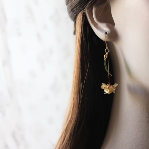 小さな金木犀 ピアス】薄黄色金木犀手作りブロンズ樹脂ピアス