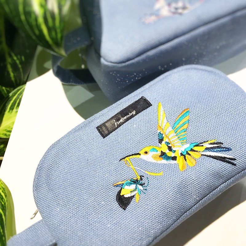 humming 刺繡吐司包 送花禮的蜂鳥  大容量化妝包|生日 禮物 - 手拿包 - 繡線 藍色