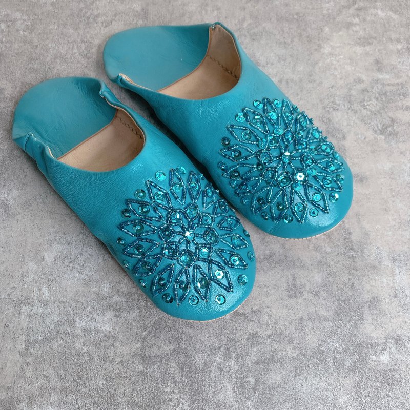 女王のためにジャスミン王女によって刺繍されたビーズのモロッコのバブーシュ屋内スリッパ - ルームシューズ・スリッパ - 革 ブルー