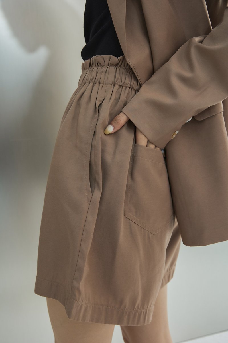 [Brand original] Lara light and slim suit shorts hearty caramel color - กางเกงขาสั้น - เส้นใยสังเคราะห์ สีนำ้ตาล
