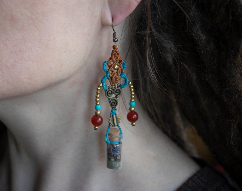 Nomadic heart tribal style earrings, macrame spell bottle jewelry - 耳環/耳夾/耳骨夾 - 玻璃 多色