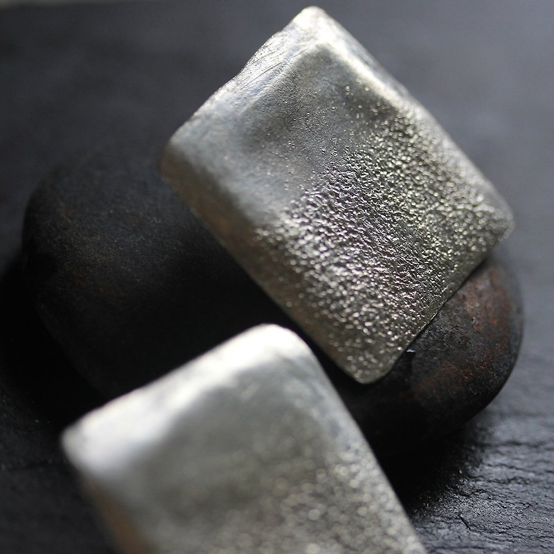 Handmade textured silver square studs (E0171) - 耳環/耳夾 - 銀 銀色