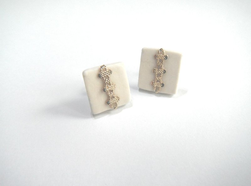metal chain design Ceramic earrings white mud - Earrings & Clip-ons - Pottery White