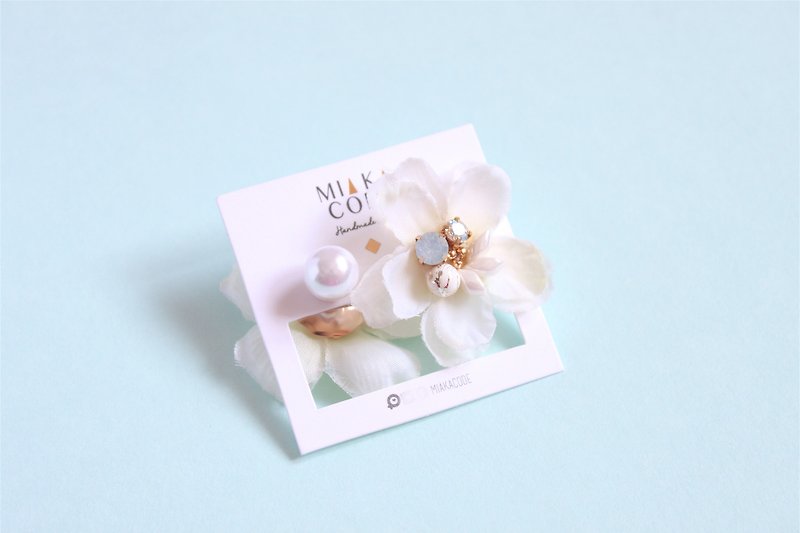 The last chance. Limited. Sold out do not make up * hand-beaded crystal pearl cherry Japanese anti-allergic earrings (before and after wearing) / ear clip - Earrings & Clip-ons - Plants & Flowers White