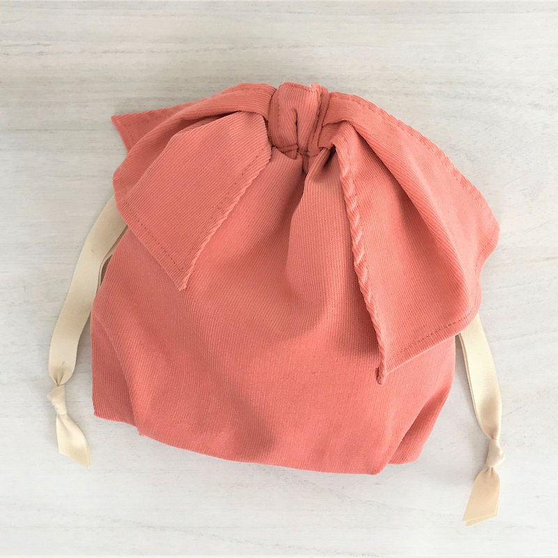 ライトコーデュロイ アシンメトリーリボン巾着ポーチ コーラルピンク - 化妝包/收納袋 - 棉．麻 粉紅色