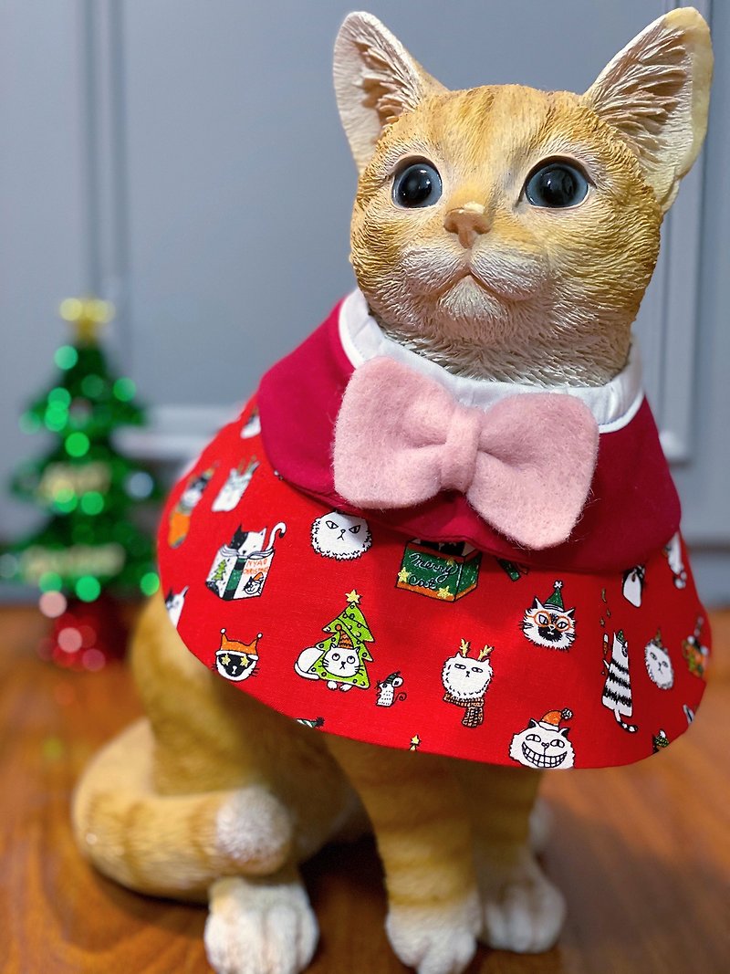 猫のクリスマス犬のスカーフの首輪をだましまたは扱います