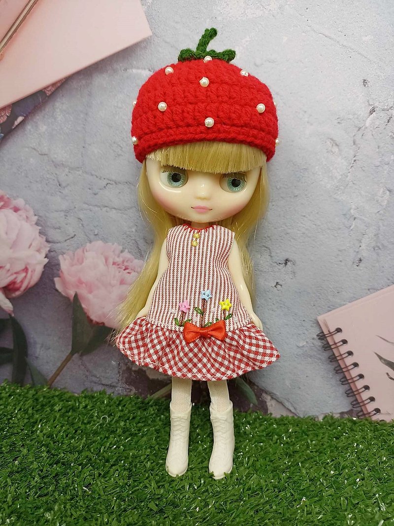 ชุดเดรสปัก+หมวกถักสตรอเบอรี่ สำหรับตุ๊กตา Middie Blythe และ Odeko - ของเล่นเด็ก - ผ้าฝ้าย/ผ้าลินิน สีแดง
