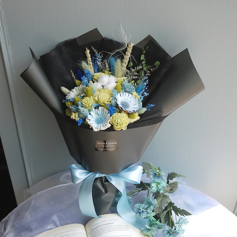 Vernal Equinox Time-Yellow Blue Green Hand Holding Dry Bouquet Valentine's Day Graduation Season - ช่อดอกไม้แห้ง - พืช/ดอกไม้ สีเขียว