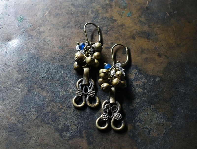 アフガンメタルとたわわな民族鈴、ハーキマーダイヤモンド、ブルーアンティークビーズのピアス - 耳環/耳夾/耳骨夾 - 其他金屬 咖啡色