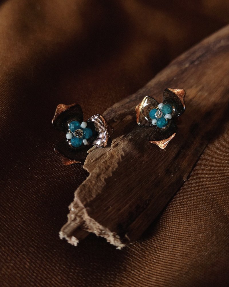 Natural stone black gold flower earrings - blue phosphorus - ต่างหู - คริสตัล สีดำ